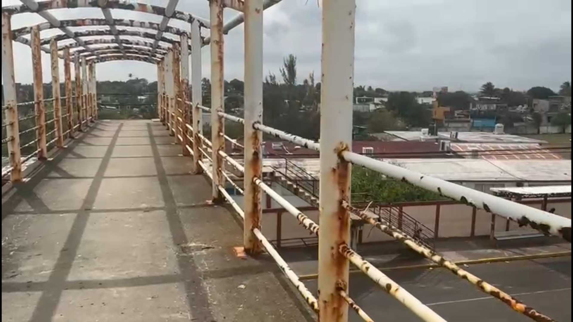 Piden cierre de puente peatonal en Coatzacoalcos