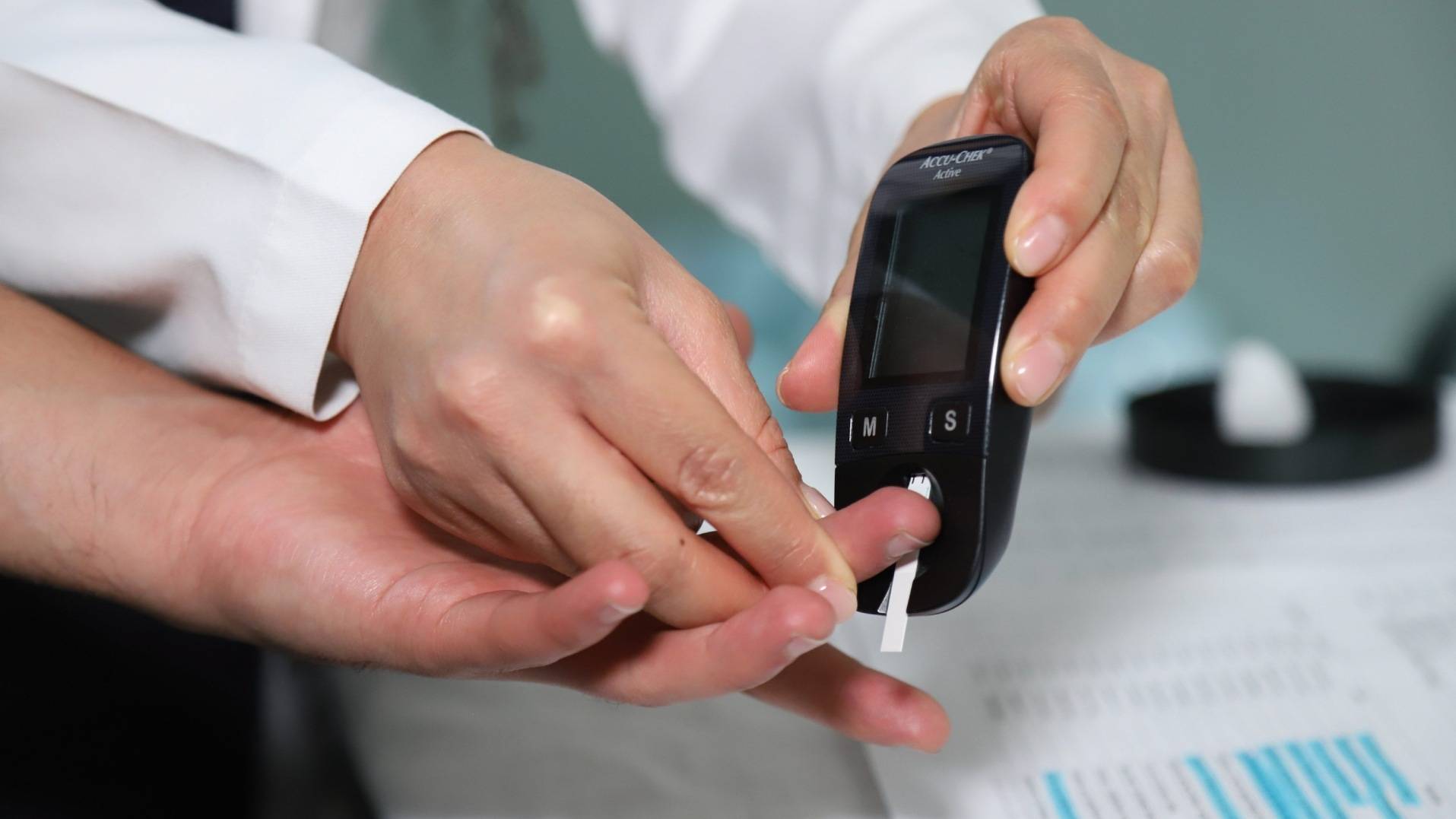 Pruebas para detección de diabetes en el Hospital La Raza, en CDMX