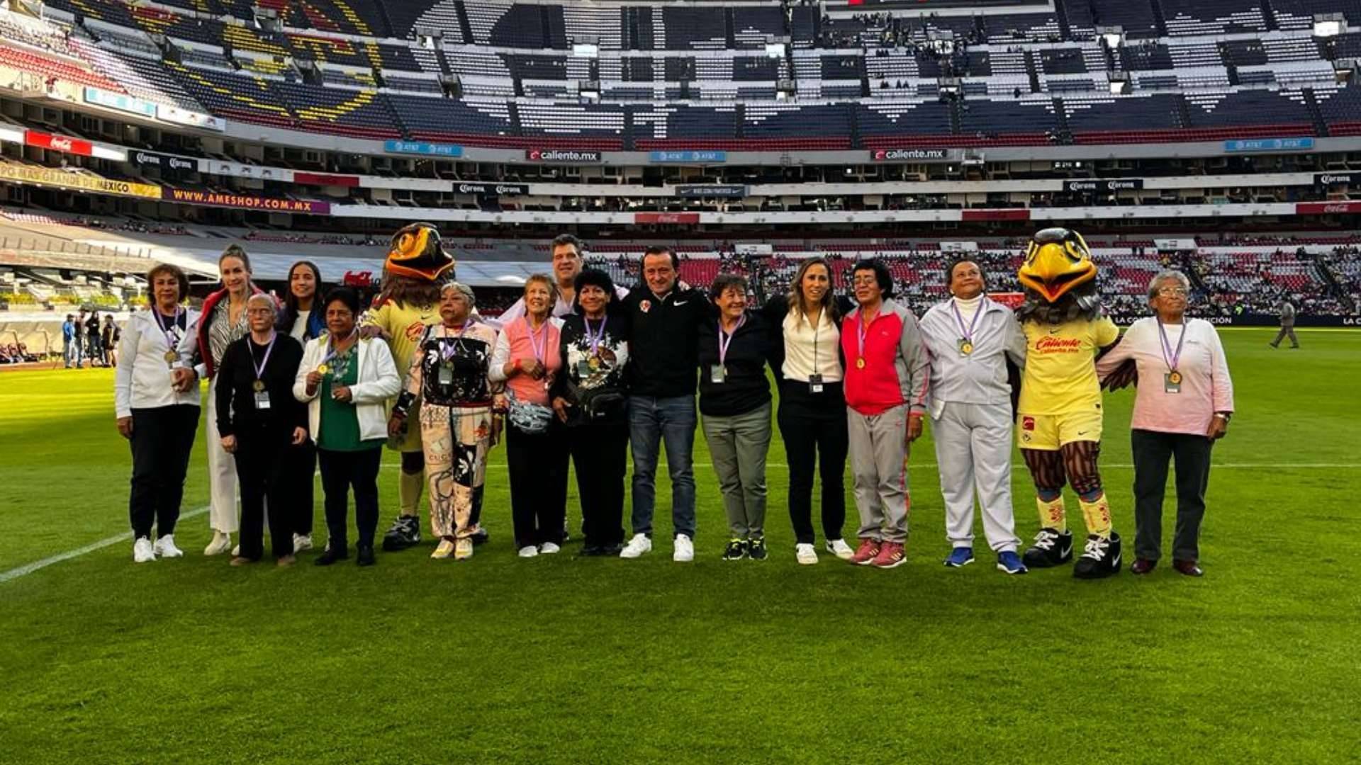  Las jugadoras de la Selección Nacional Femenil de 1971 reciben un reconocimiento en el Estadio Azteca