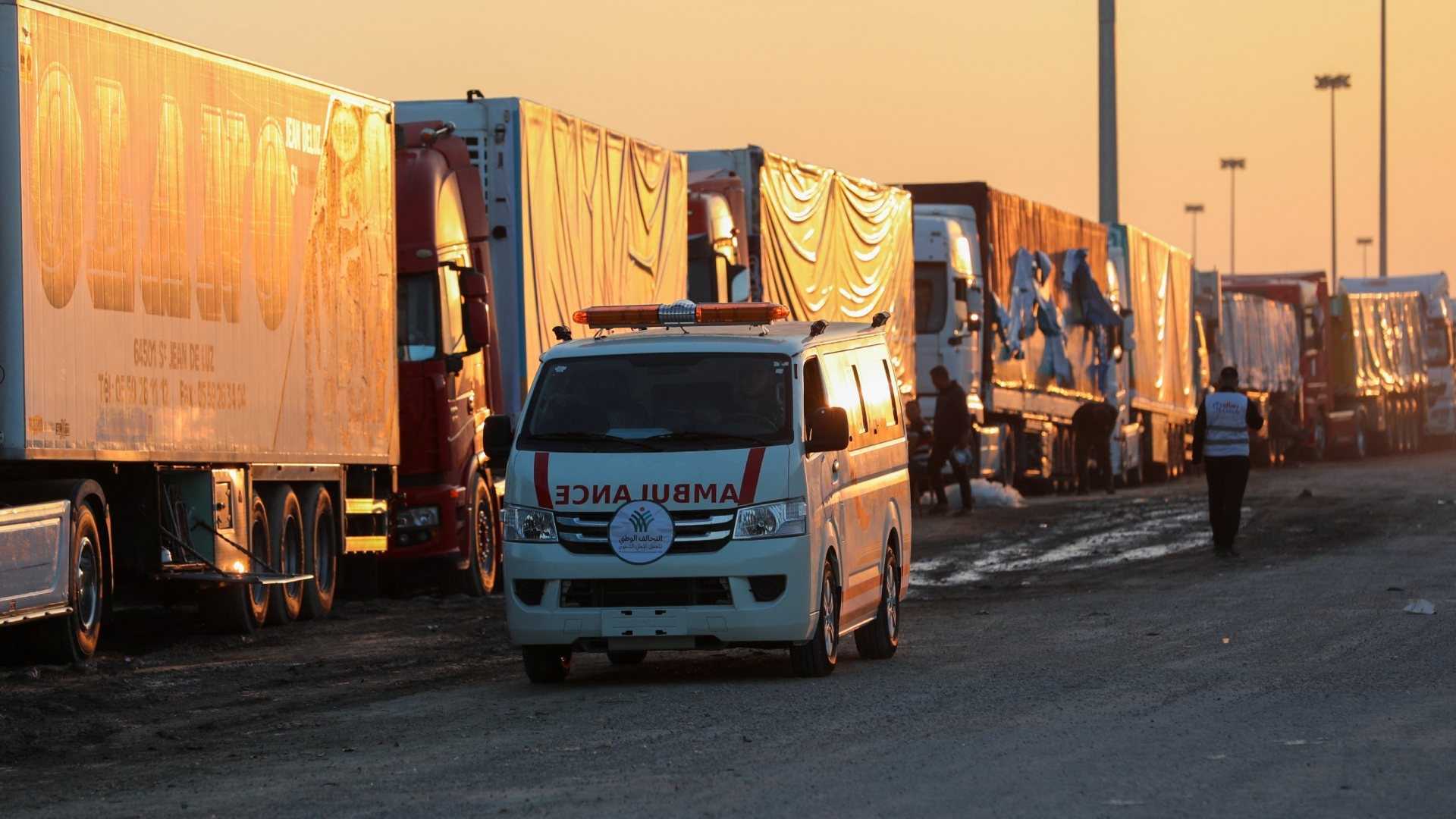Una ambulancia cerca del paso fronterizo de Rafah entre Egipto y la Franja de Gaza, durante una tregua temporal entre Hamás e Israel.
