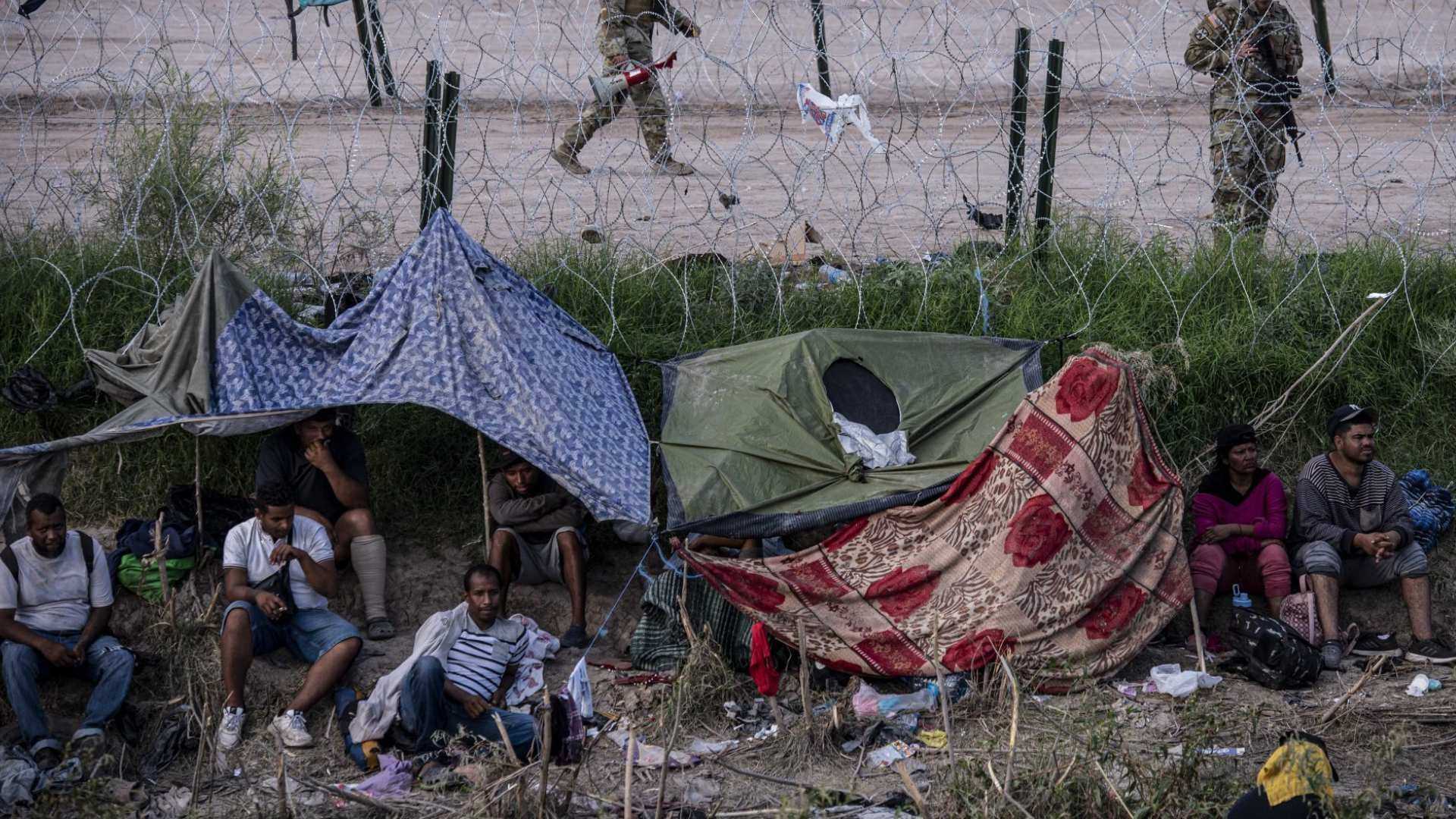 Migrantes Usan Documentos Falsos para Llegar a la Frontera