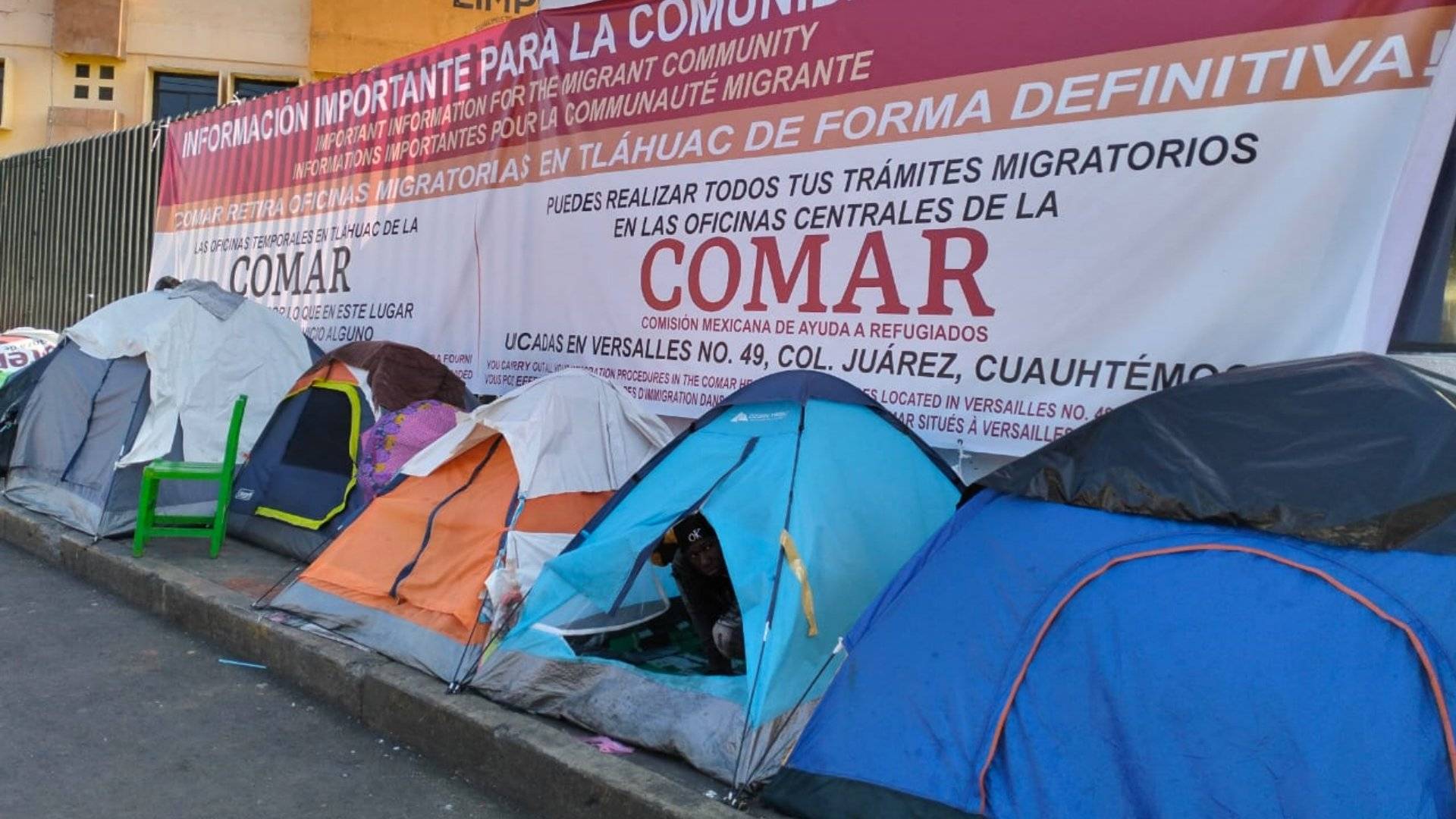 Migrantes derriban barreras de idioma con celulares en Tláhuac