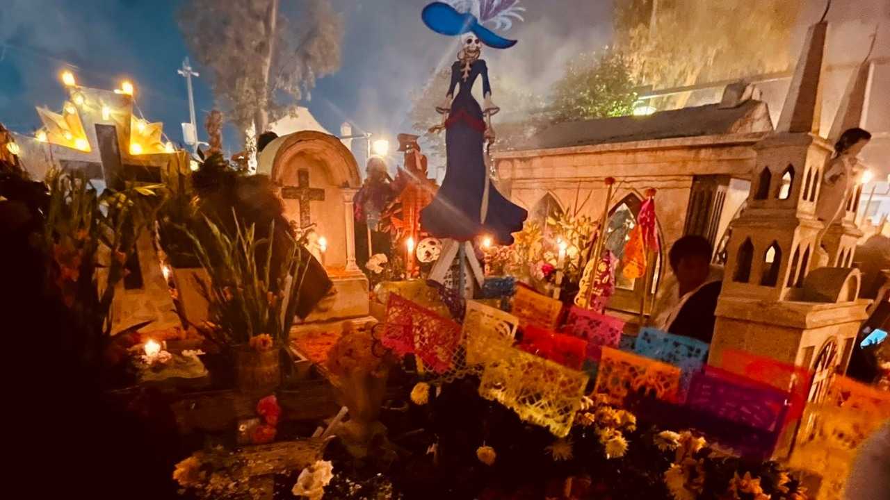 Las tumbas fueron adornadas con flores, bebidas y platillos favoritos de quien pertenecen. Foto: X @laalepalma