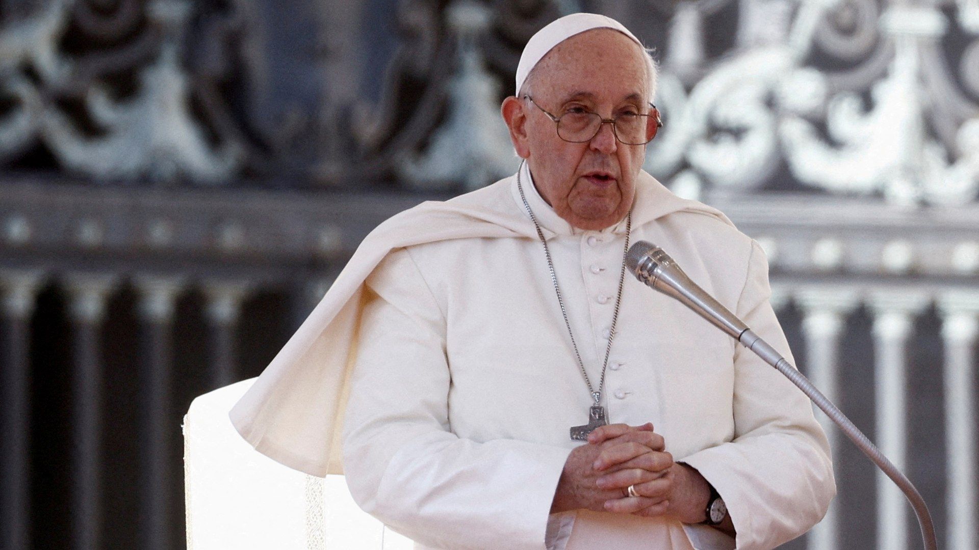 Papa despoja de privilegios a cardenal conservador