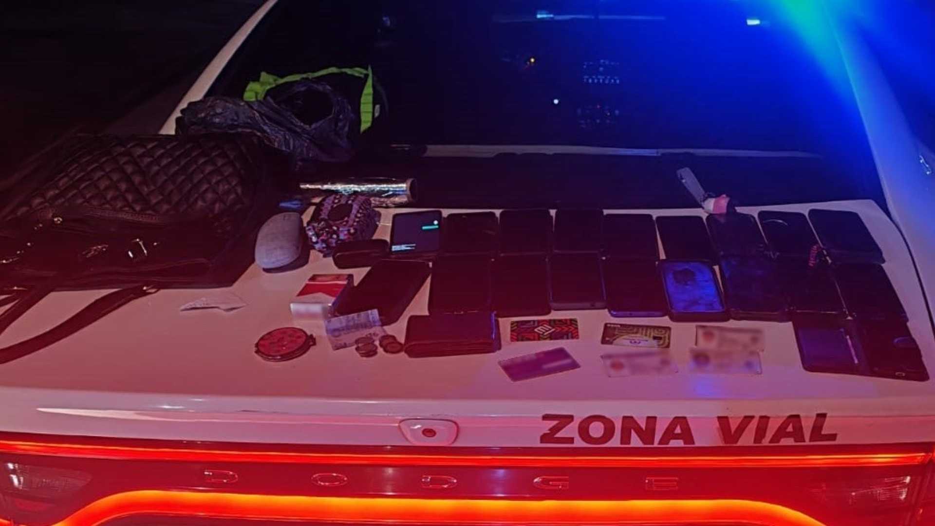A la persona detenida se le encontraron celulares, carteras y dinero