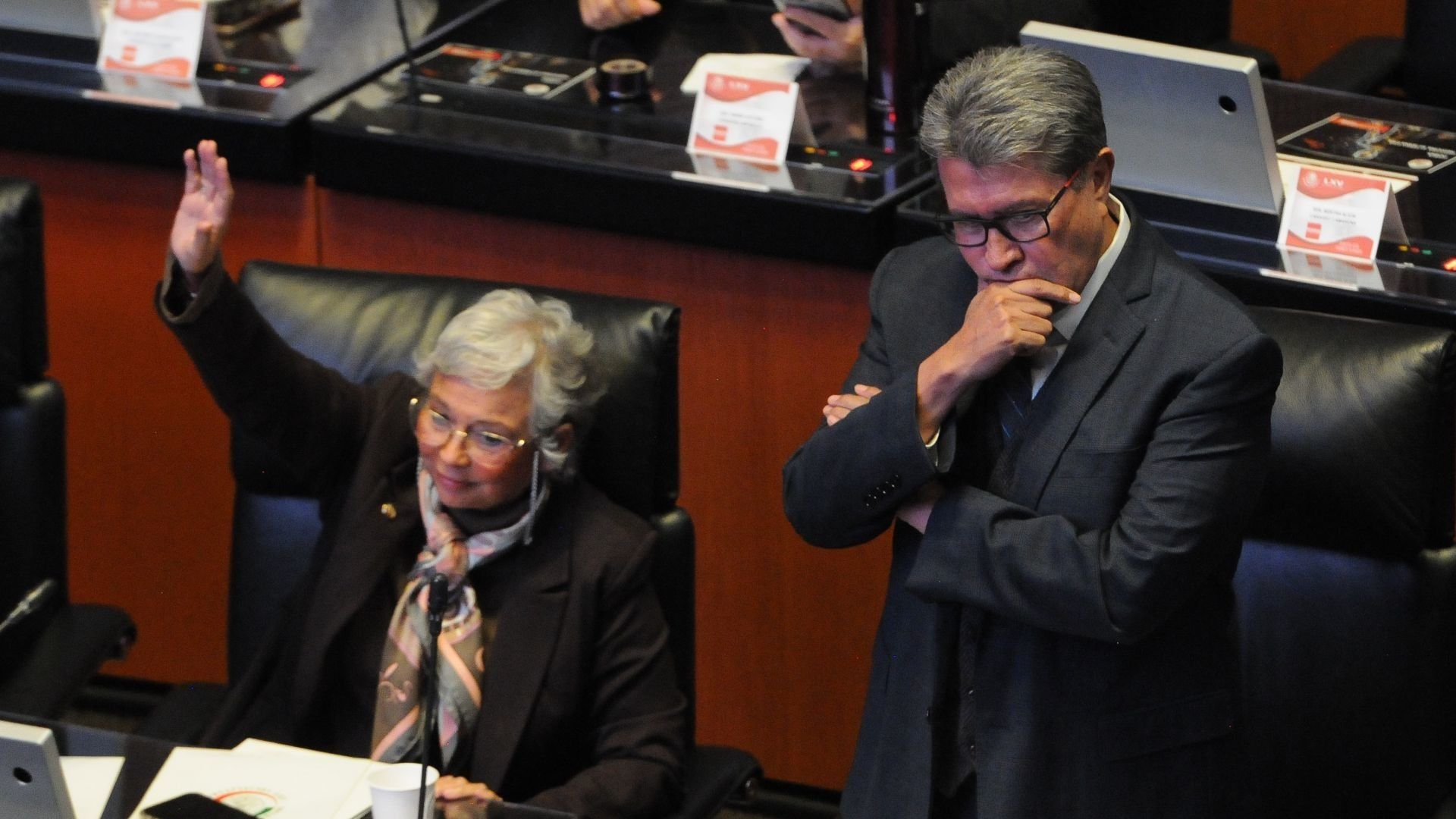Ricardo Monreal, senador de Morena, escucha la participación de los legisladores dentro de la discusión para la elección de una nueva ministra de la Corte