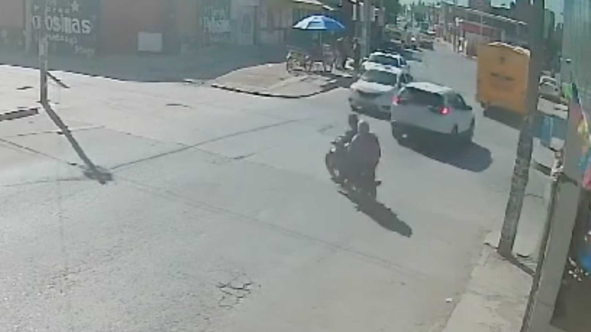 Taxista embiste a motocicleta en San Luis Potosí