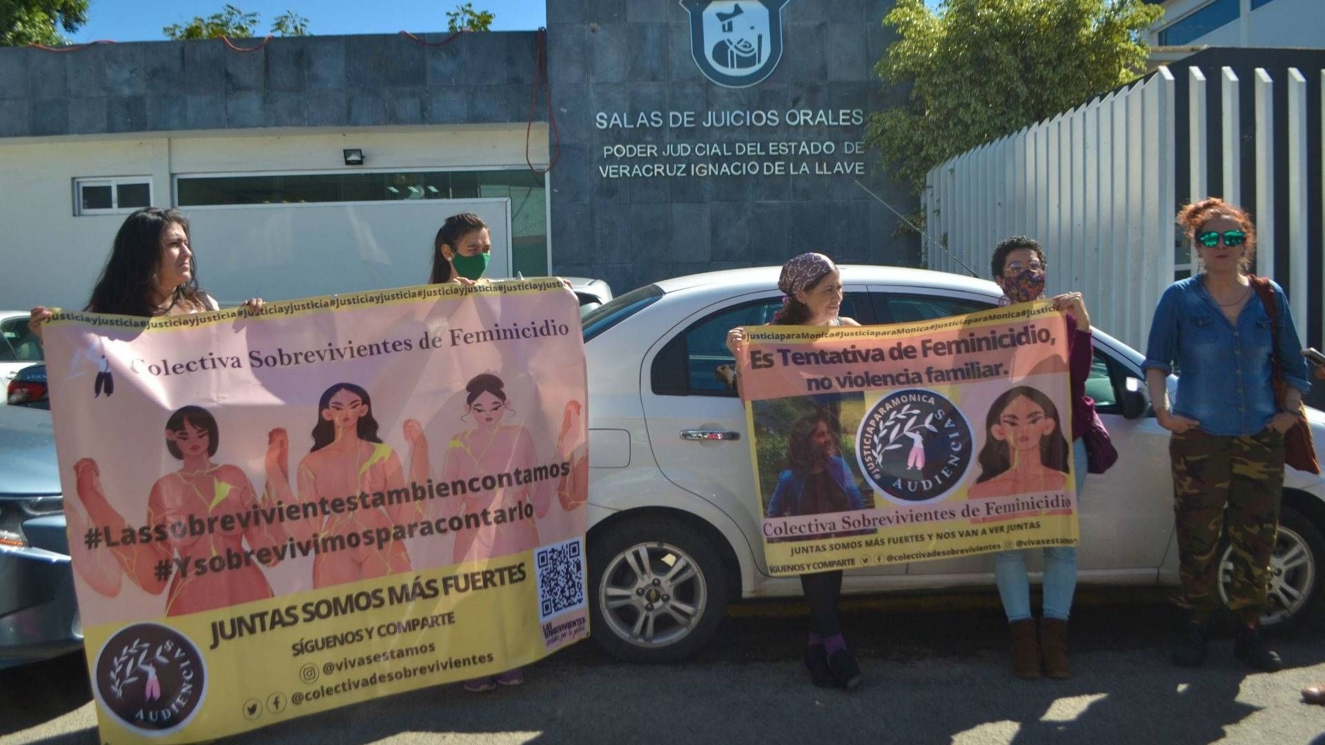 Protesta de víctimas de tentativa de feminicidio afuera de la Fiscalía de Veracruz. 