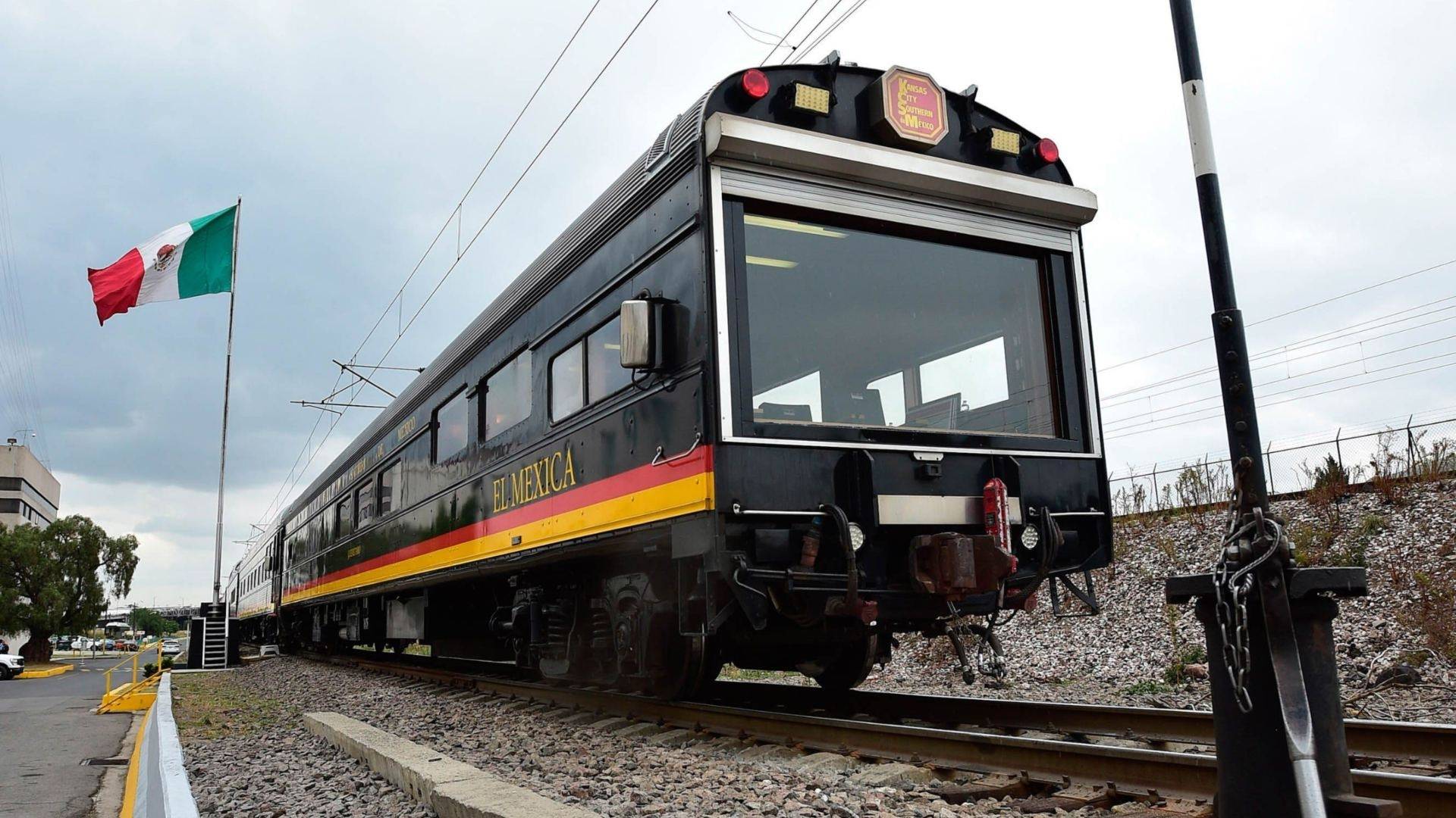Un tren recorre las vías que atraviesan el Estado de México el 30 de junio de 2023.