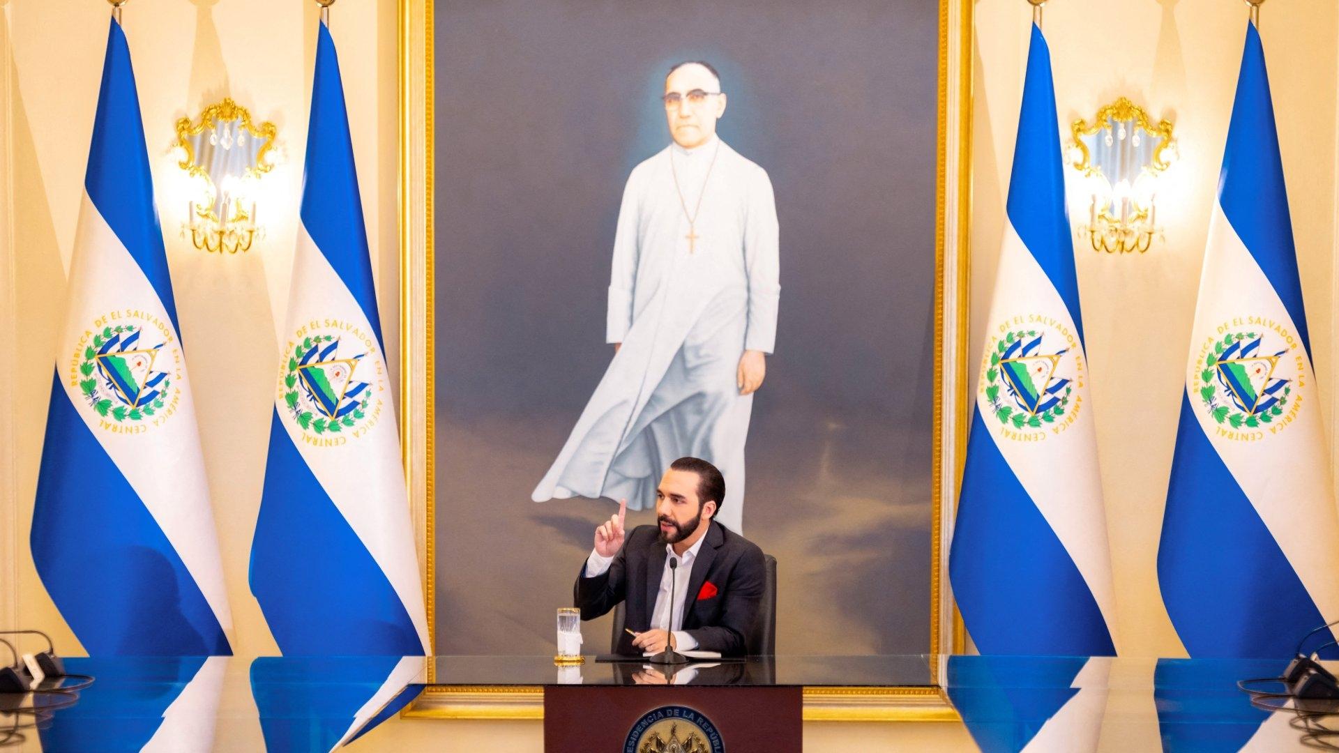 Bukele Cambia de Presidente de El Salvador a 'Rey Filósofo'
