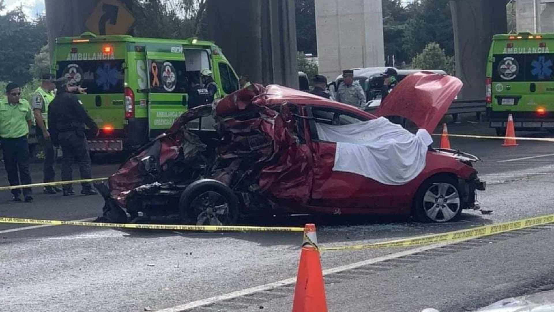 Según las primeras versiones de los hechos, el accidente ocurrió después de que una pipa se quedara sin frenos en una pendiente de la autopista 