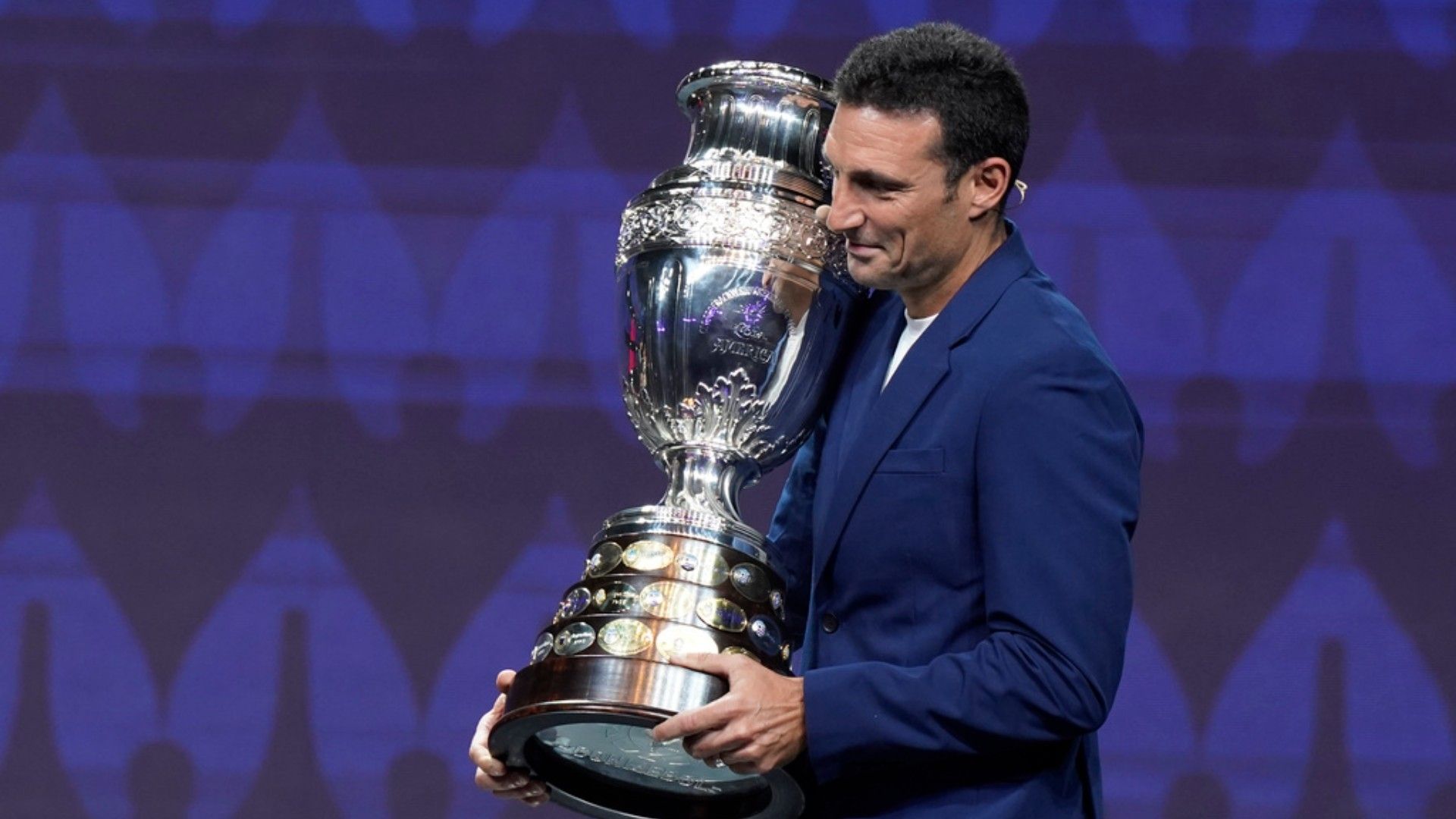 El entrenador de Argentina Lionel Scaloni presentó el trofeo de la Copa América durante el sorte. Foto: AP