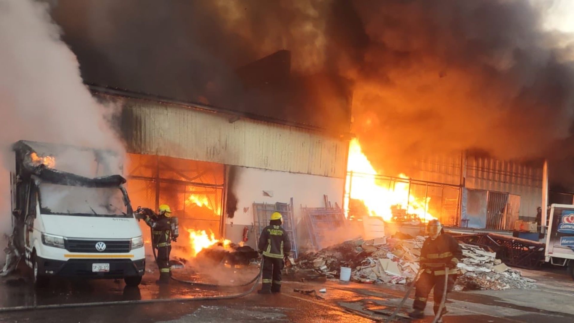 Fuerte incendio en bodega de Sabritas y Gamesa en Puebla