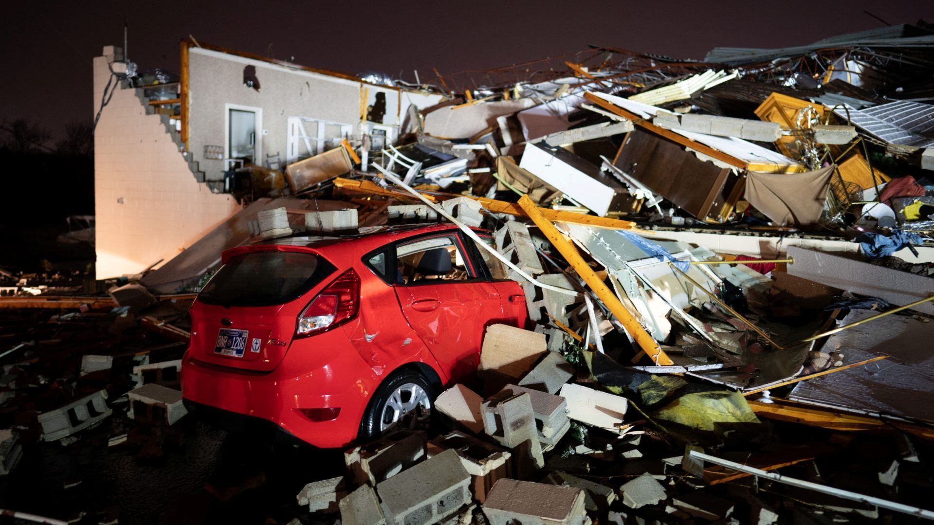 Tornado en Clarksville, Tennessee, Deja 6 Muertos en EUA | Video