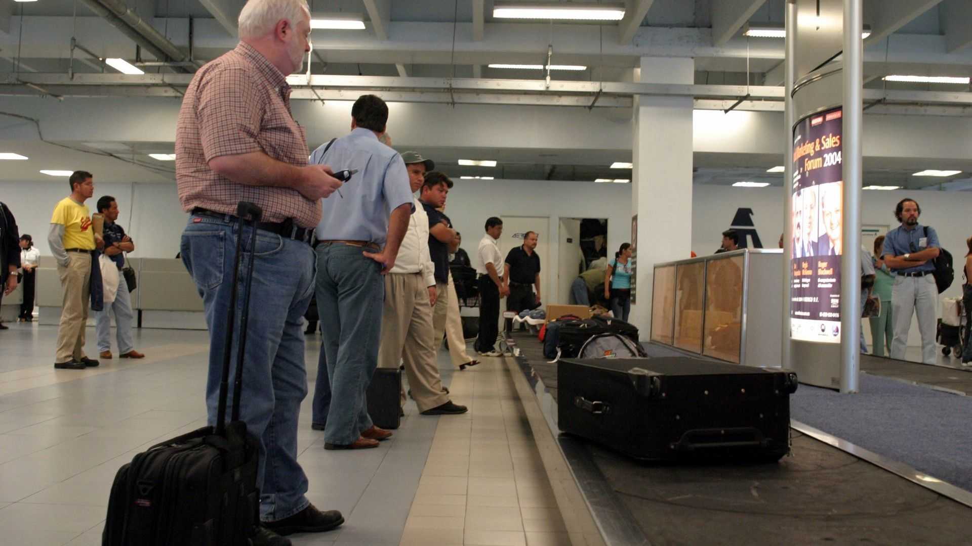Caos y retrasos en la entrega de equipaje en el AICM
