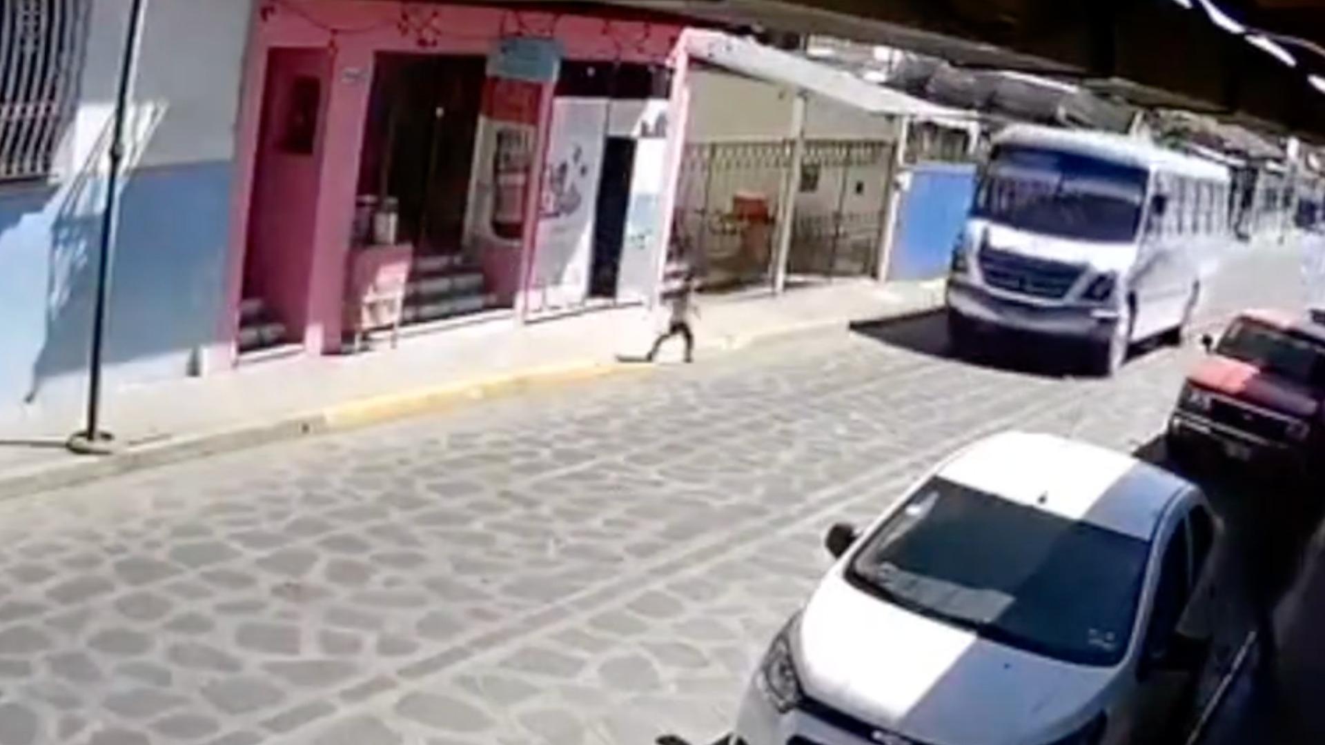 Video: Niño Cruza la Calle Corriendo y Es Atropellado por Camión