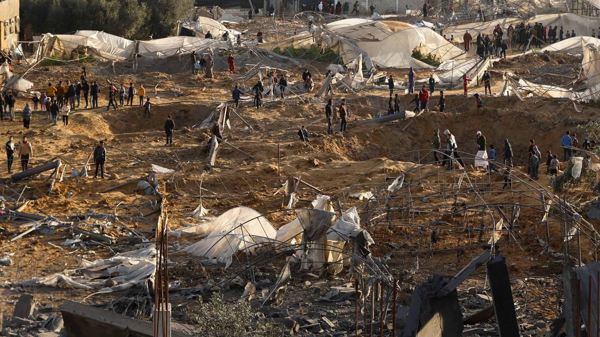 Ataques de Israel a Campos de Refugiados en Rafah Dejan un Centenar de Muertos
