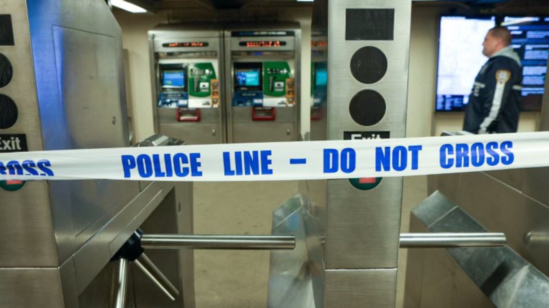 Autoridades acordonan la estación Mount Eden, del Metro de Nueva York tras balacera