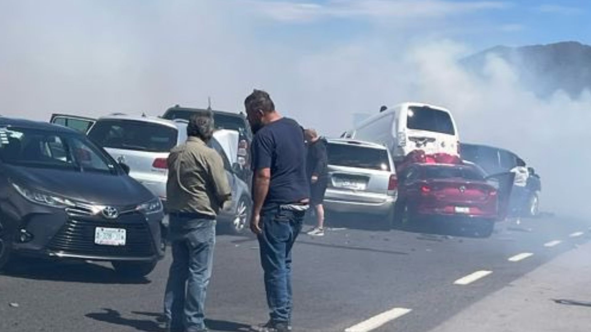 La autopista Naucalpan-Toluca se encuentra cerrada a la altura del kilómetro 7 por este accidente.