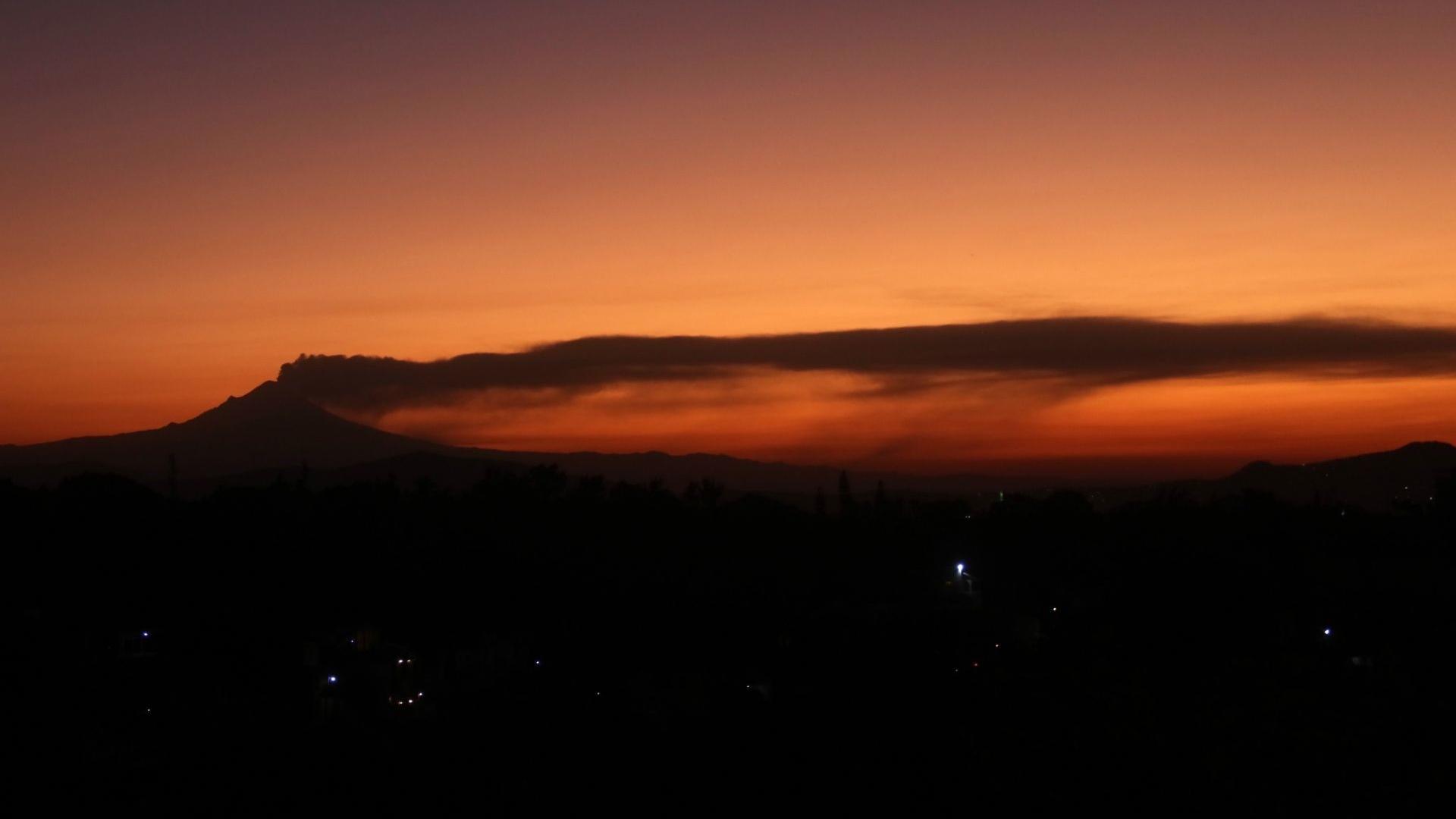 Video: Popocatépetl Lanza Enorme Fumarola; Se Prevé Caída de Ceniza en esta Zona de la CDMX