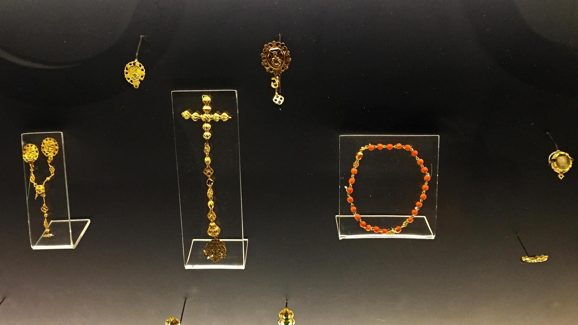  Joyas de oro encontradas en un barco español del siglo XVIII, exhibidas este miércoles en la ciudad de Mérida, Yucatán