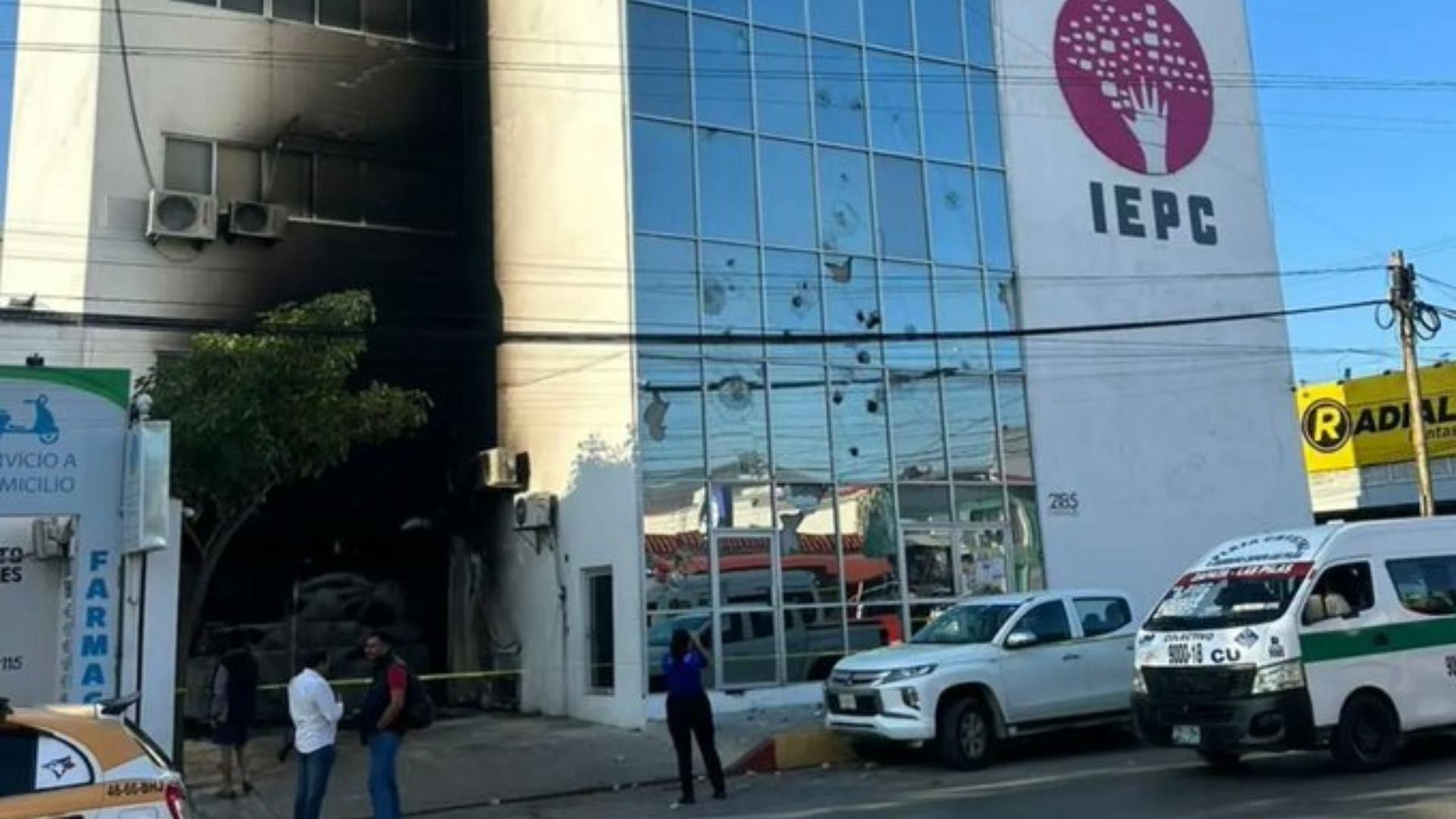 Normalistas Lanzan Bombas Molotov contra IEPC en Chiapas  