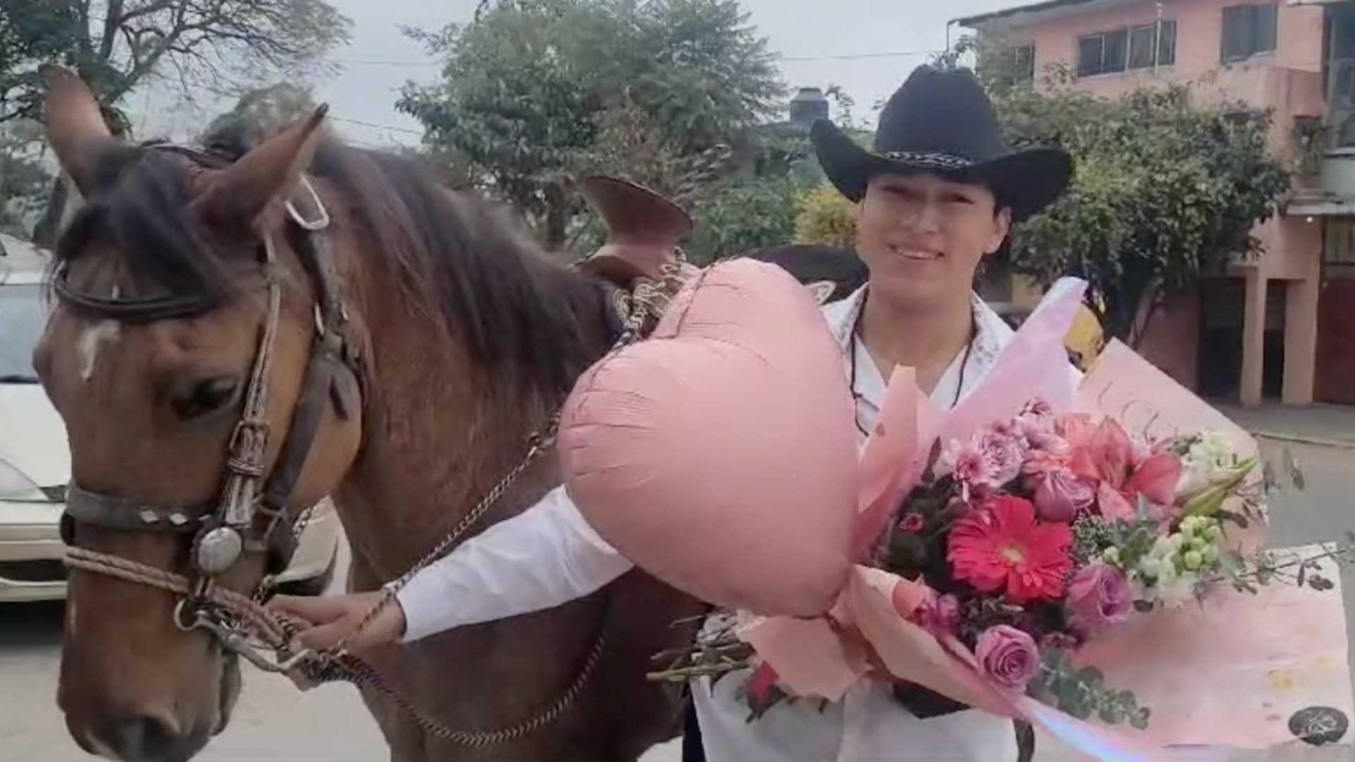 Jinete lleva flores y chocolates a su novia en Xalapa