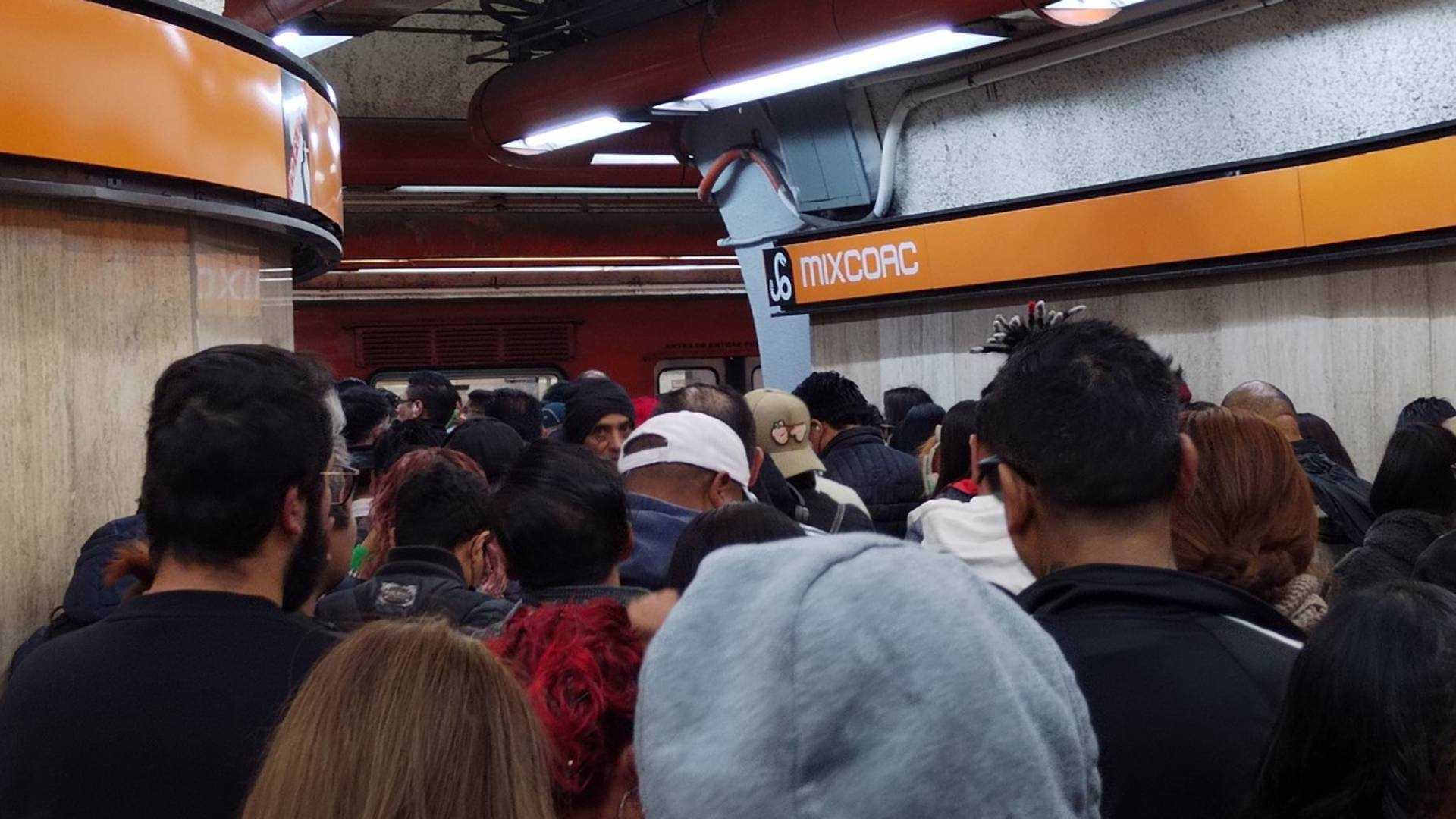La línea naranja del Metro CDMX presentó una gran saturación en andenes, trenes e instalaciones; esto pasó
