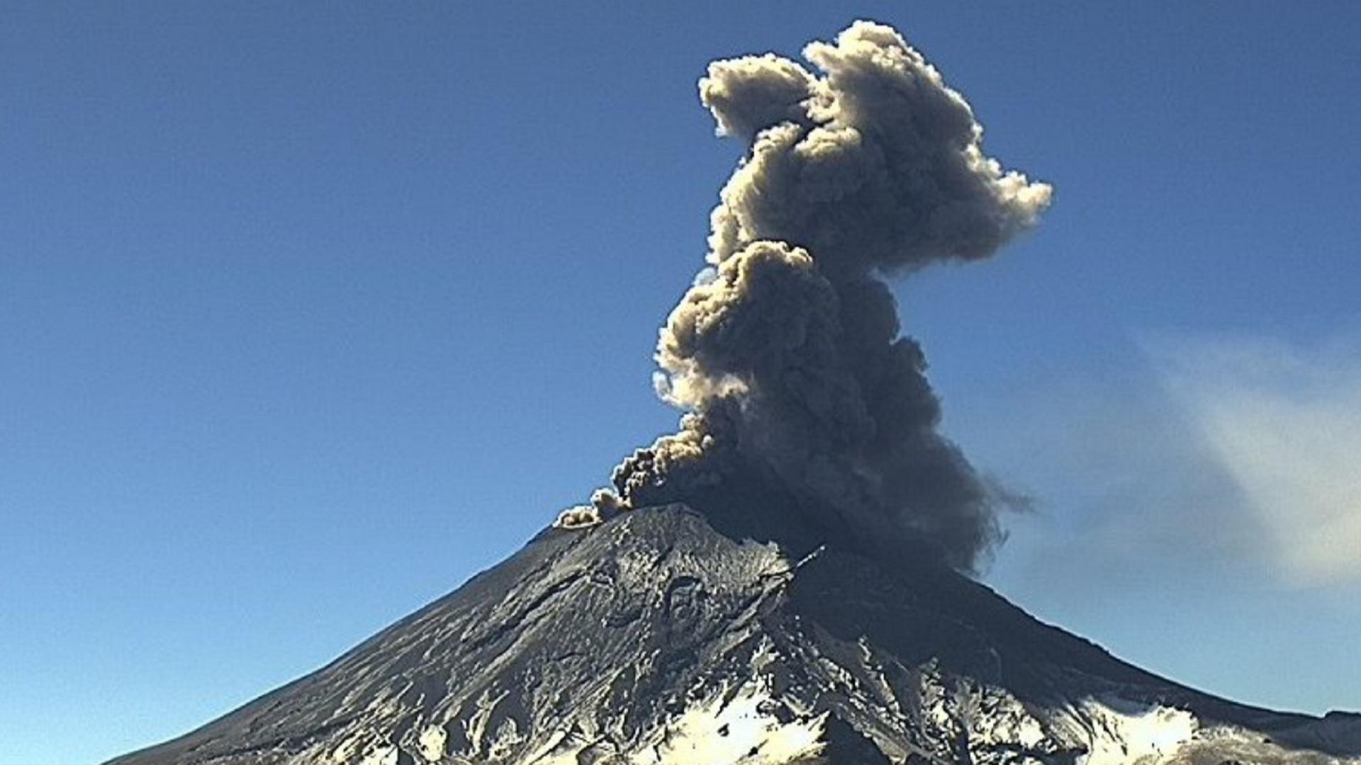 Volcán Popocatépetl Emite Enorme Fumarola de Casi 2 Kilómetros