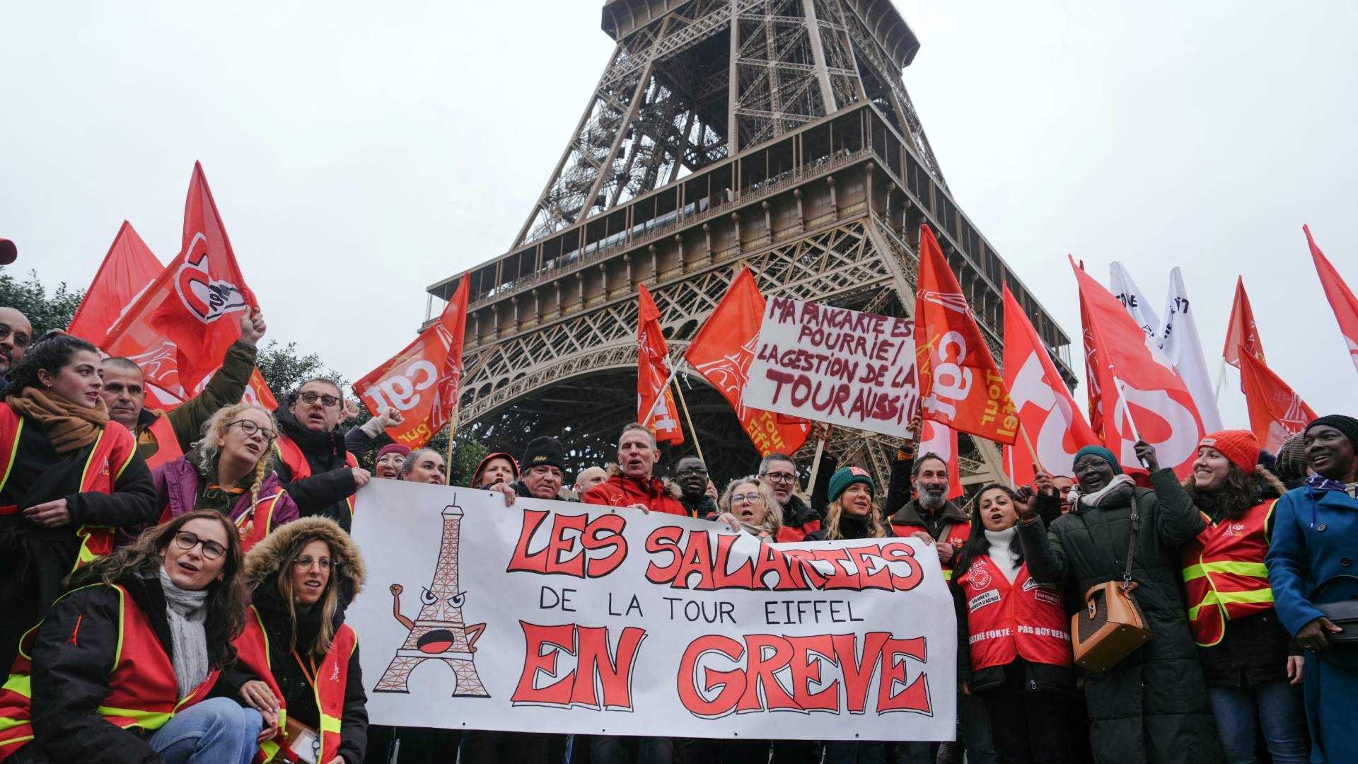Trabajadores de la Torre Eiffel se manifiestan en París