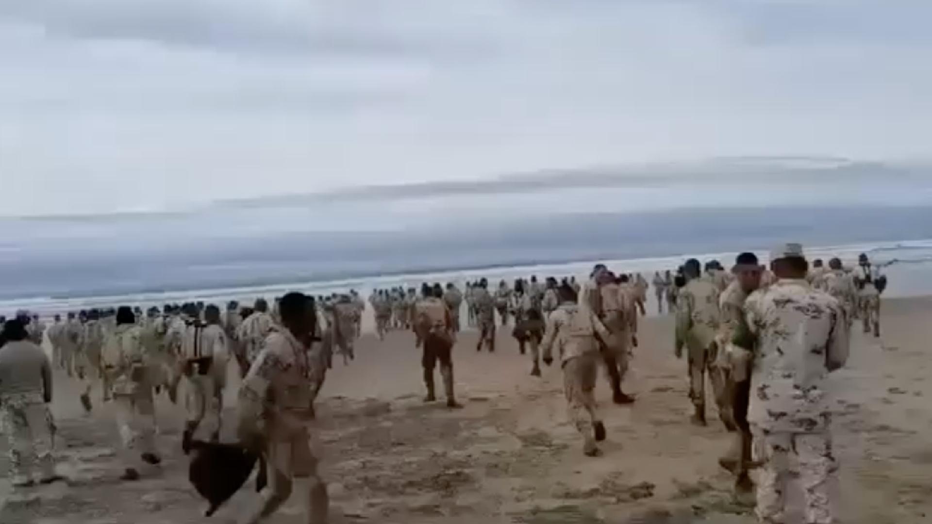 Momento en el Que Militares Entran al Mar de Ensenada