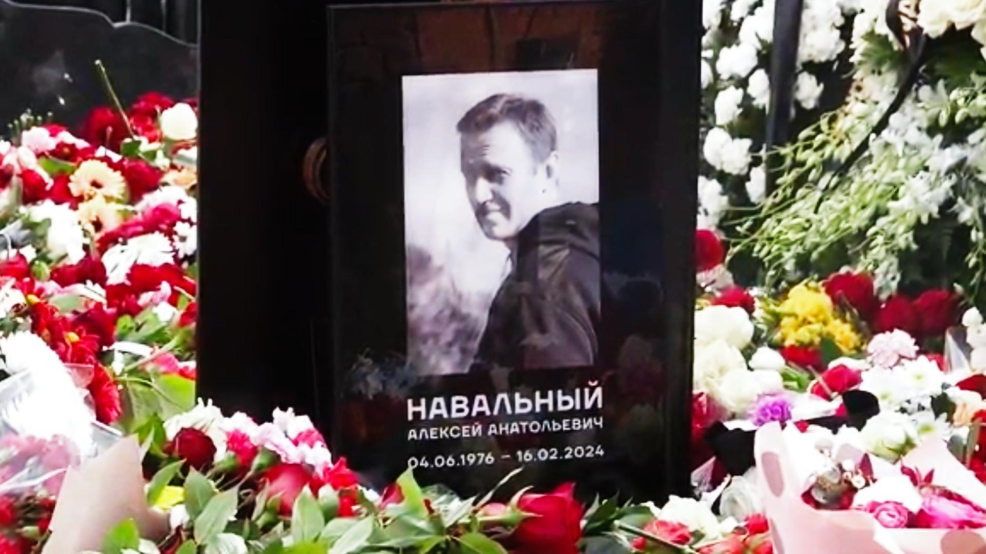 Por Tercer Día, Cientos de Rusos Visitan el Cementerio para Decir Adiós a Navalny