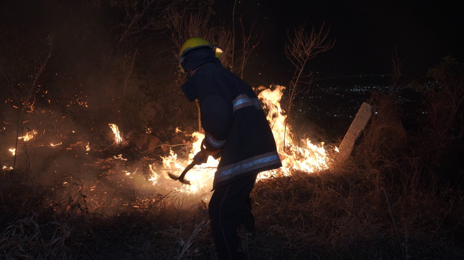 Combaten Fuerte Incendio Forestal en Zonas Altas de Acapulco, Guerrero
