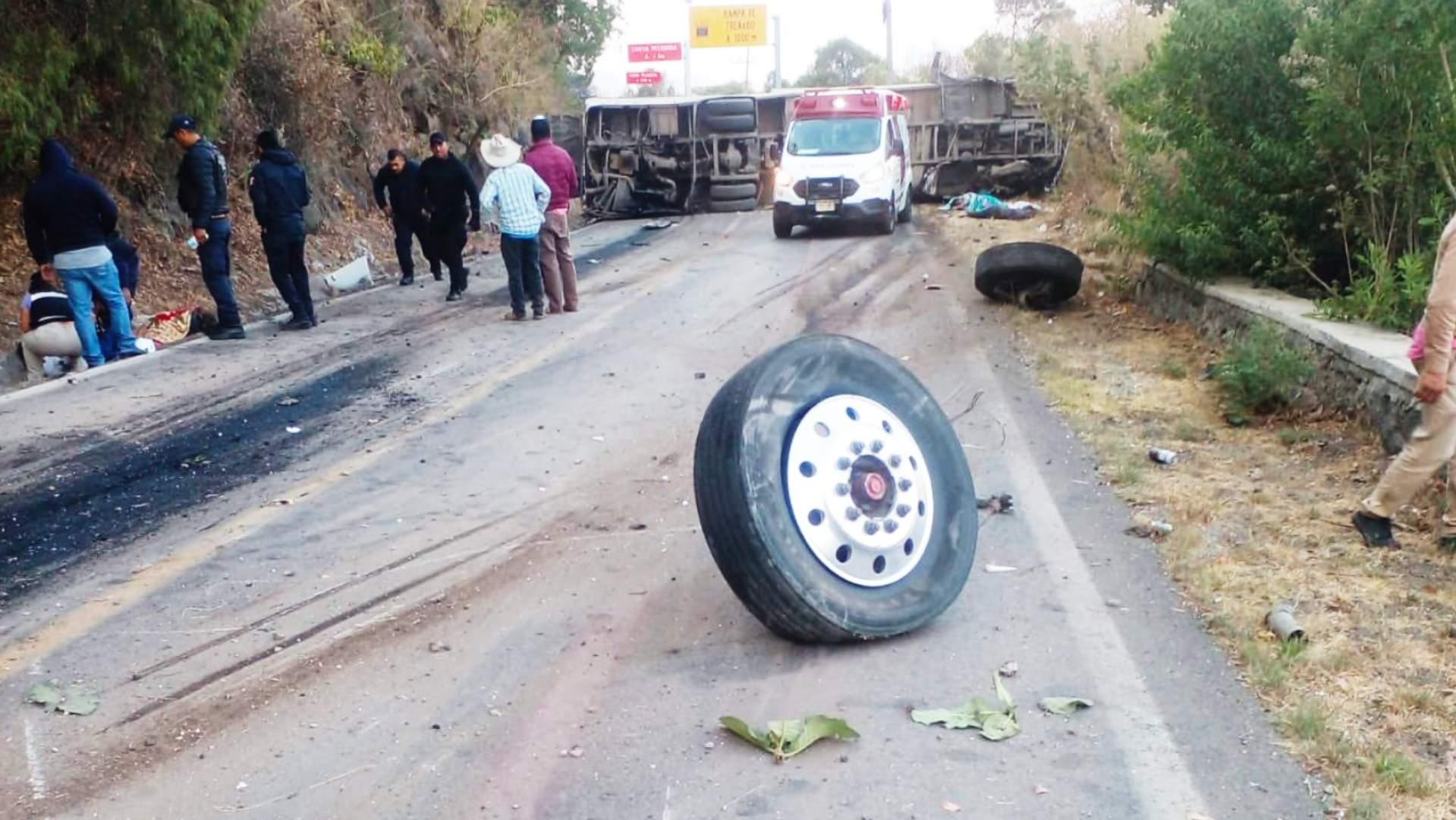 Foto: Aumenta Cifra de Muertos por Volcadura de Autobús en Malinalco