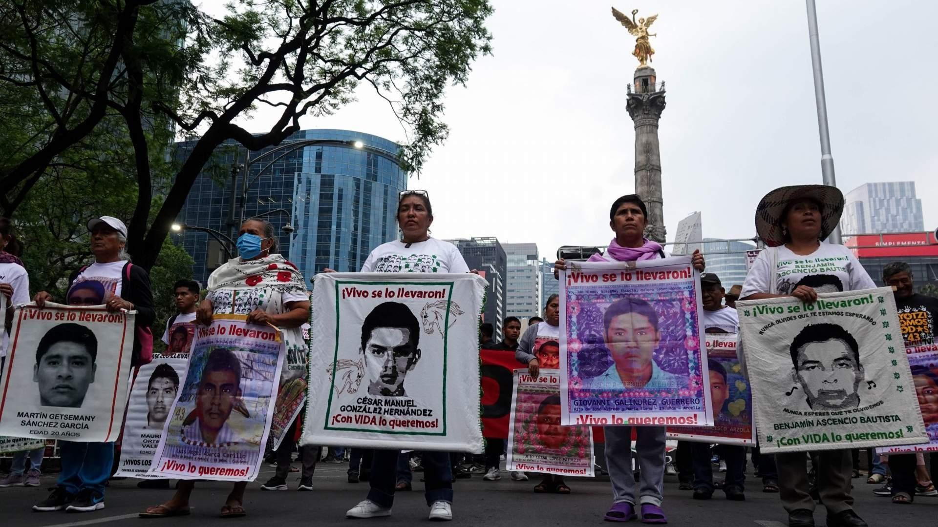 Instalan Plantón en Zócalo tras Marcha por Normalistas de Ayotzinapa Desaparecidos