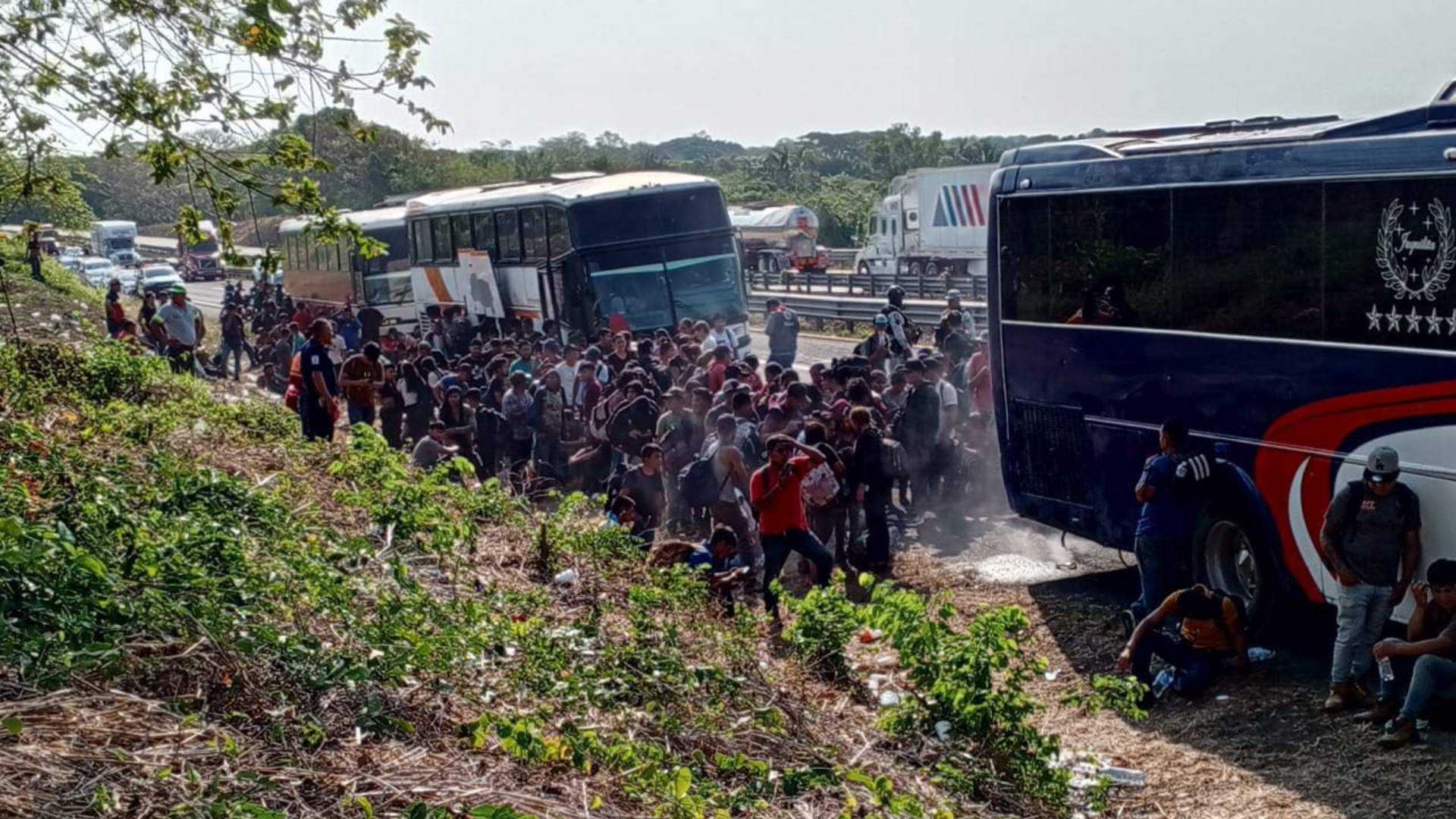 Encuentran a 500 Migrantes Siendo Transportados en Autobuses Sobre Cosoleacaque y Jáltipan de Morelos, Veracruz