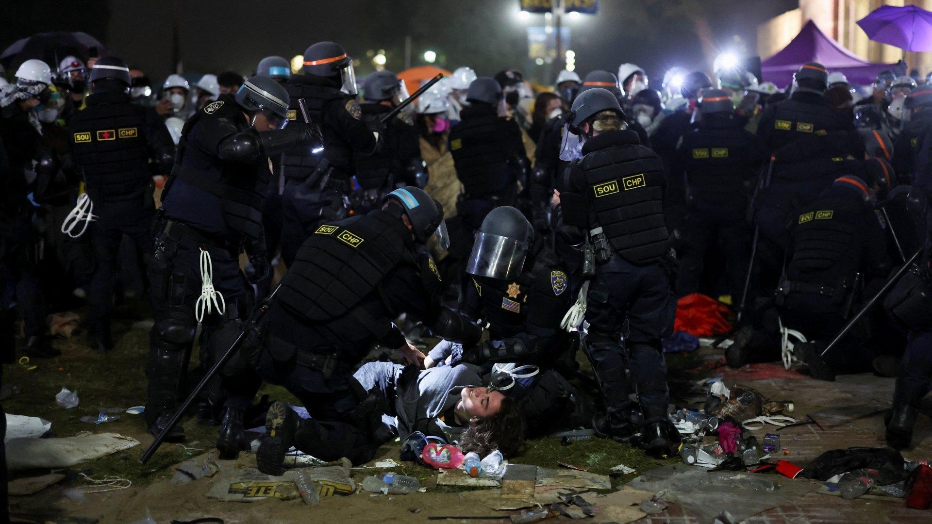 Policías Ingresan, Desmantelan Campamento y Arrestan a Manifestantes en la UCLA
