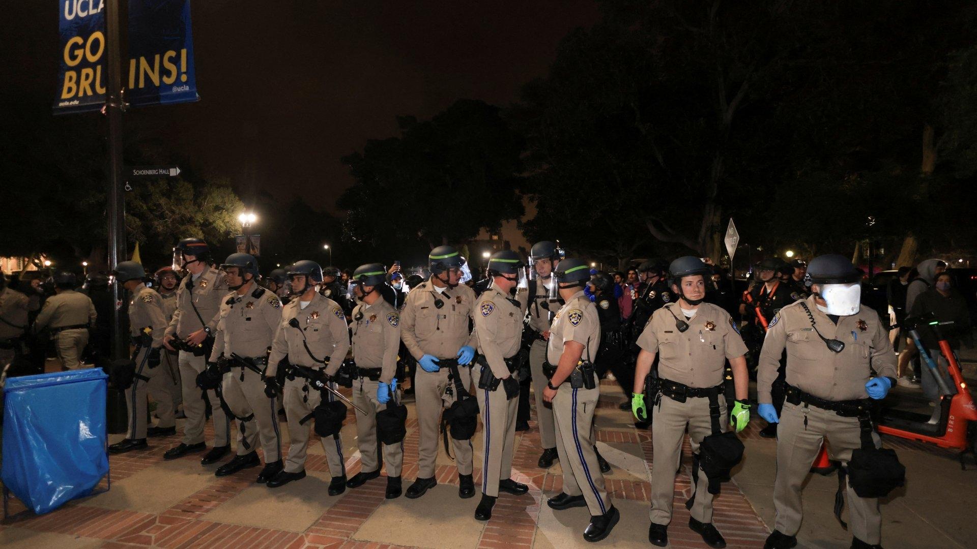 De Este a Oeste, Aumenta Tensión por Protestas en Universidades de EUA