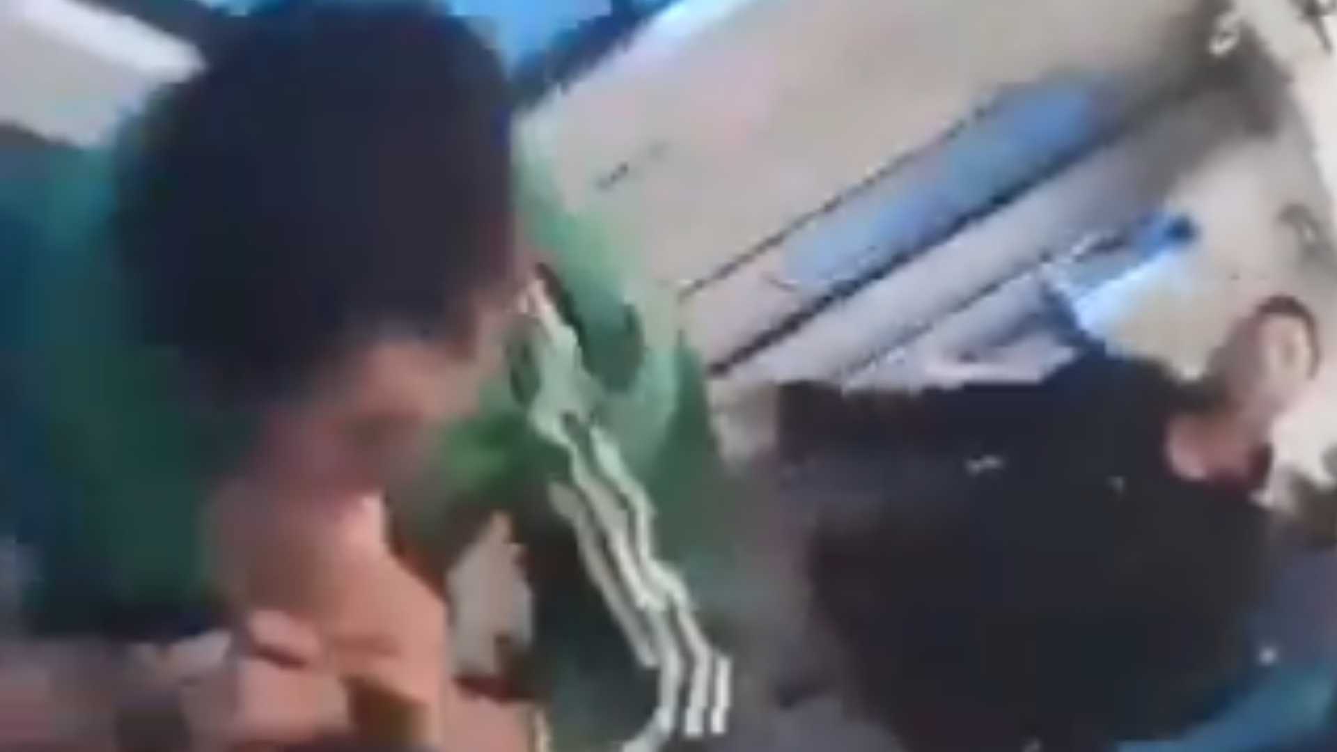 Un hombre fue captado en video cuando se aventó de la ventanilla de un tren del Metro en San Martín, Argentina, para evitar ser detenido