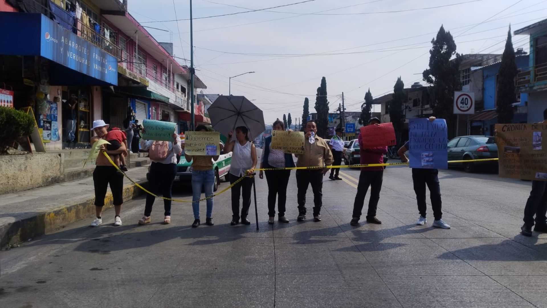 Manifestación en Xalapa: Padres de Familia Bloquean Calle Bolivia 