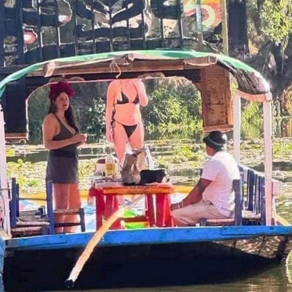 Turistas extranjeras fueron a Xochimilco en bikini