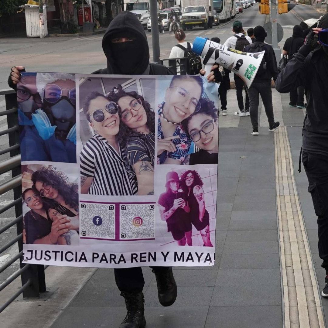 Colectivas feministas protestaron en una parada de la estación Metrobús Tlatelolco para exigir justicia por la pareja Renata y Maya