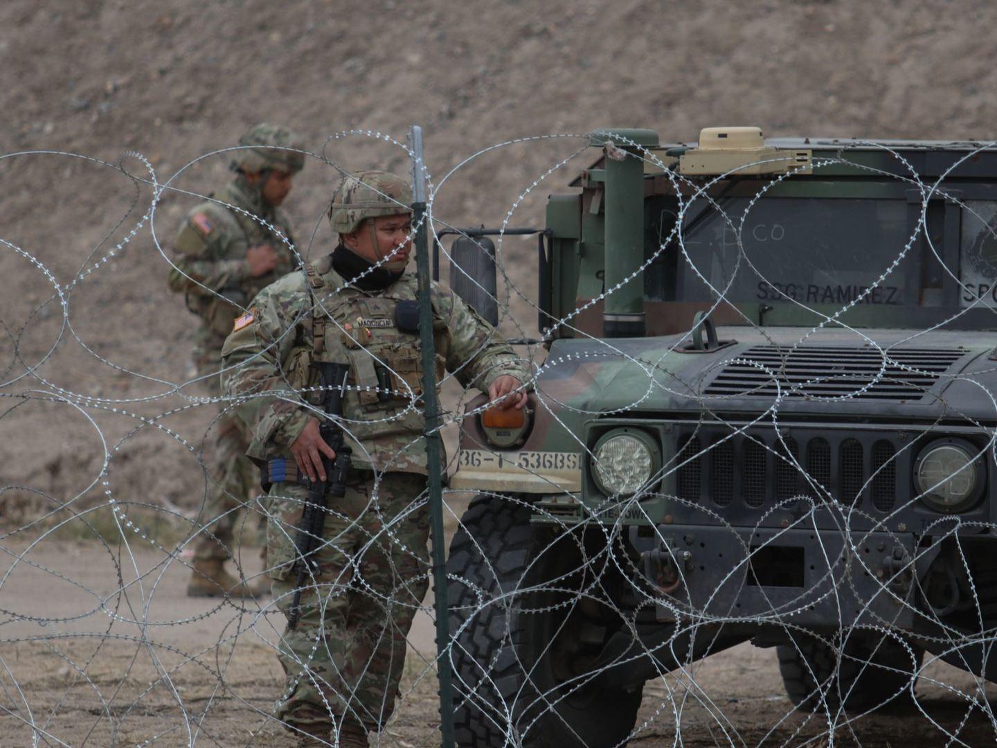 Militares de Estados Unidos mantienen vigilada su frontera con México