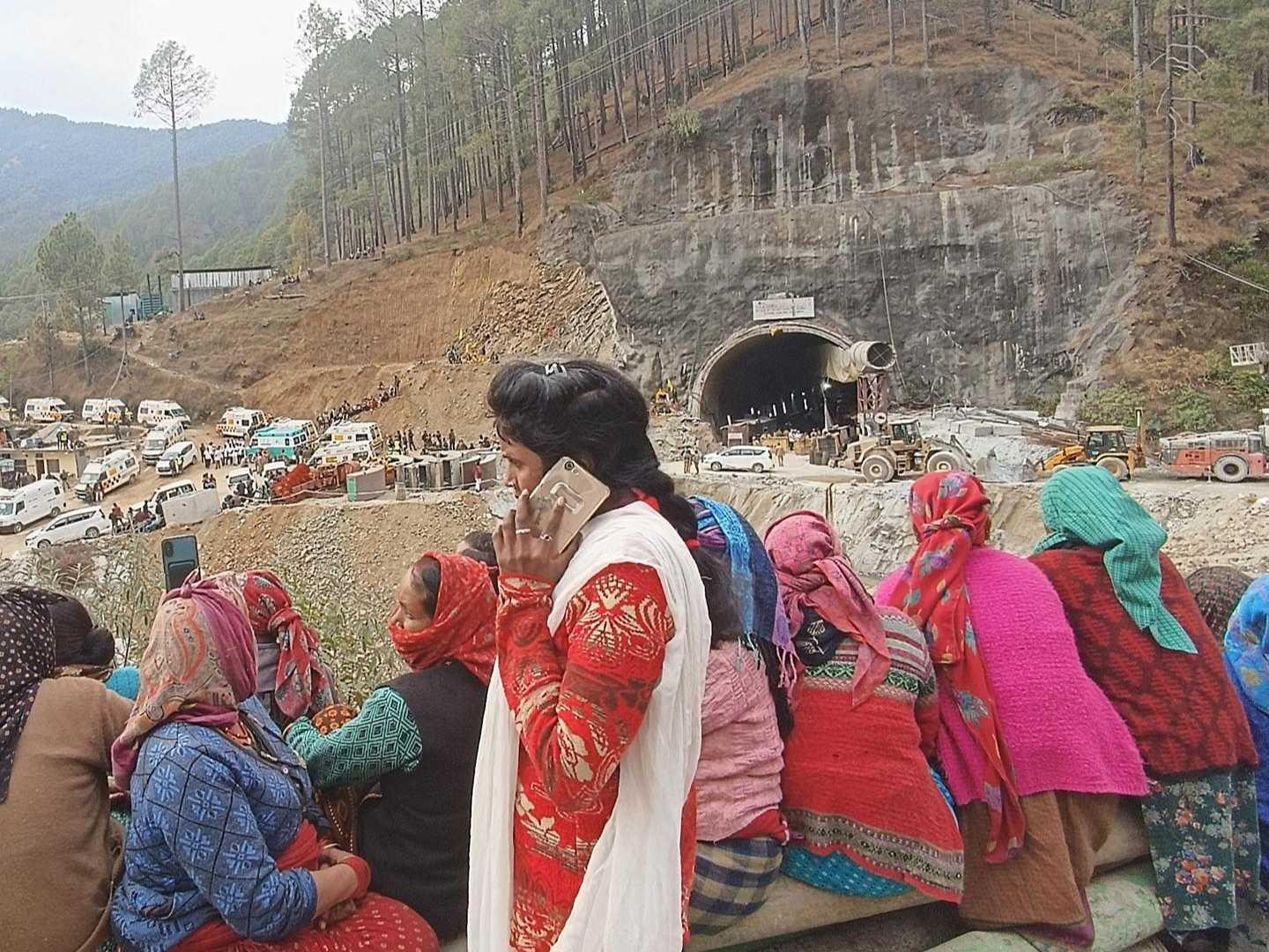 Rescatan con Éxito a los 41 Trabajadores Atrapados en Túnel en India; Estuvieron 17 Días