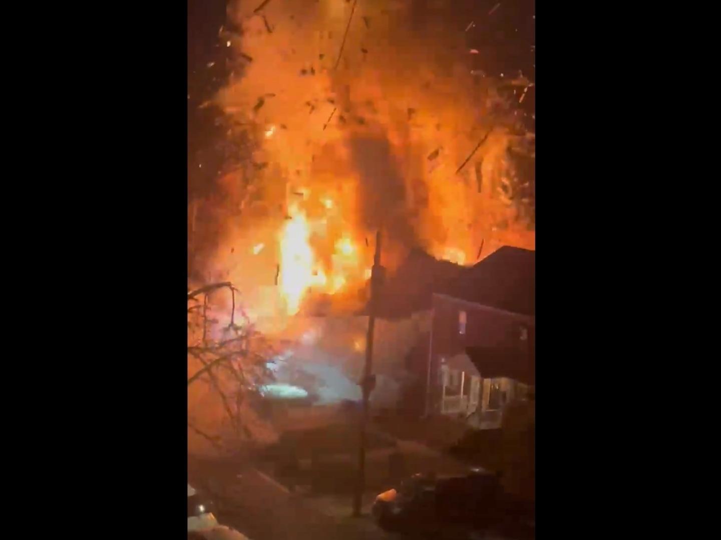 Video: Explota Casa en Arlington, Virginia, Mientras Policía Realizaba un Cateo