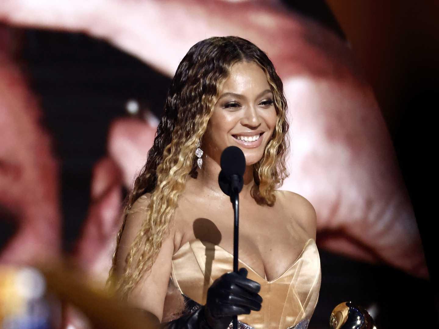  Beyoncé es la Primera Mujer Afroamericana en Tener un Número Uno en Country