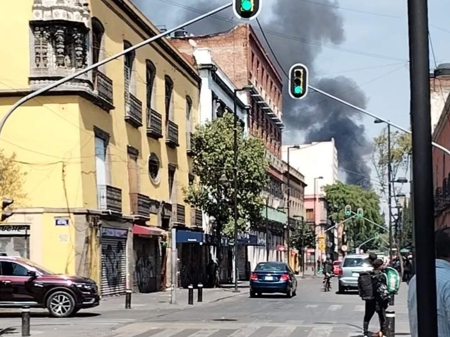 Desalojan a 200 Personas por Incendio en Estacionamiento de la Colonia Morelos, CDMX