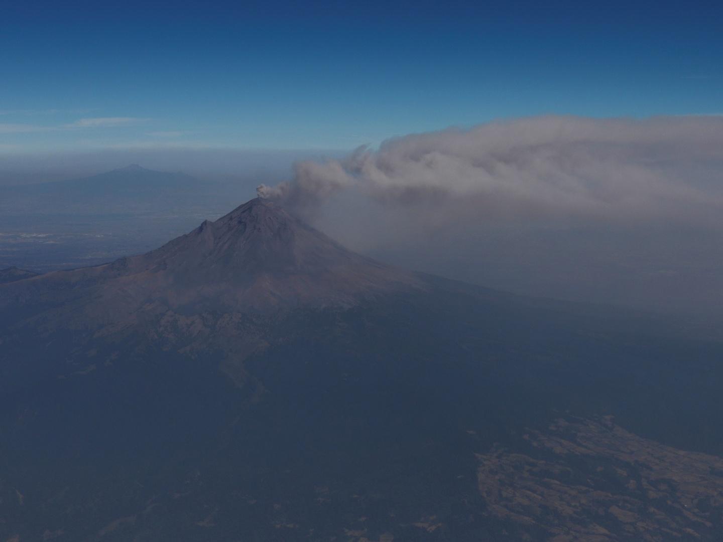 Está Imparable: Monitoreo de Volcán Popocatépetl En Vivo Muestra que Sigue Enorme Fumarola