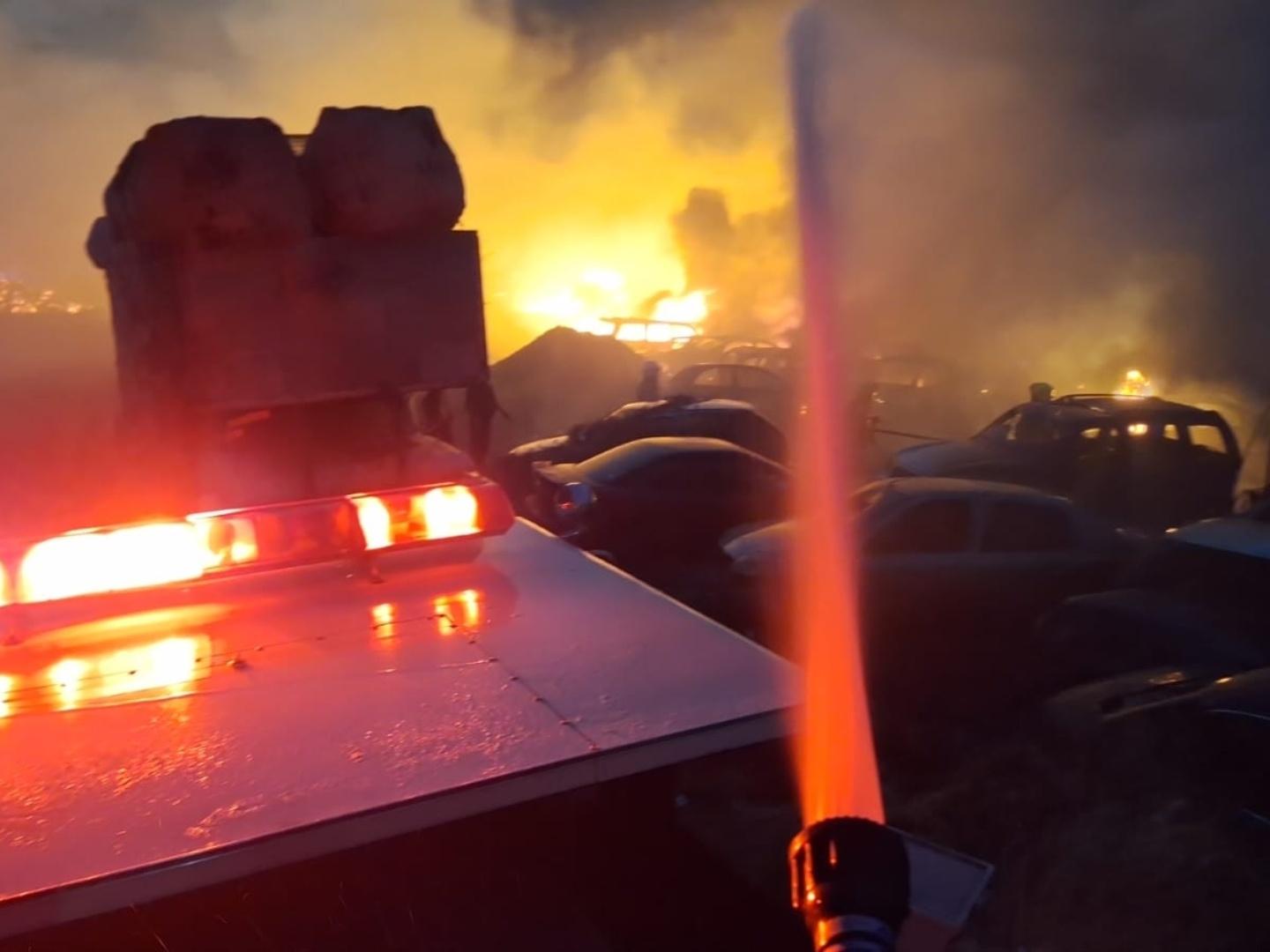 Incendio Arrasa con Encierro de Autos en Oaxaca