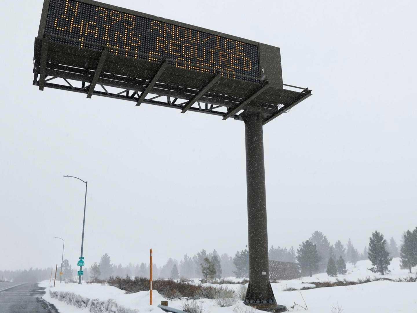 Nevada Provoca Cierre de Carreteras y Miles sin Electricidad en California